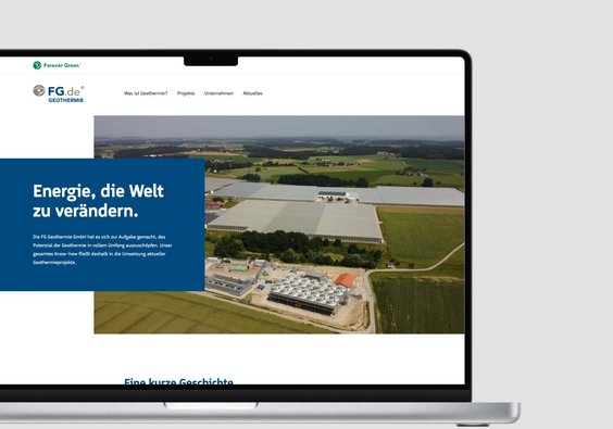 Laptop der die Startseite der FG Geothermie Website anzeigt
