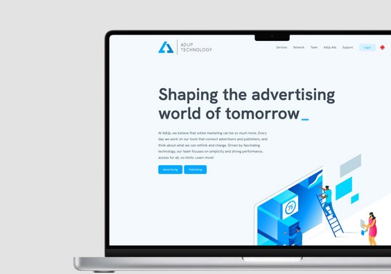 Screenshot von einem Laptop auf dessen Bildschirm die Startseite von AdUp Technology zu sehen ist
